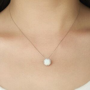 Elegant Silver Pendant Necklace